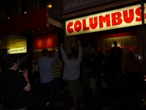 Berlinern eine Kneipe von Welt zeigen