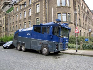 Lieber gegen Hamburg nochmal den Wasserwerfer auffahren. Man weiß ja nie...